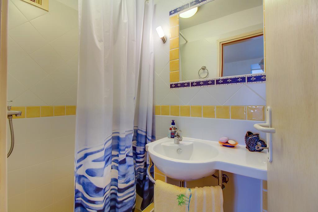 Apartment Neno - Terrace & Parking Veli Lošinj Extérieur photo